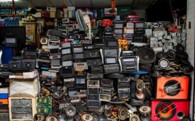 Is there a connection between hoarding and the absence of direct family members